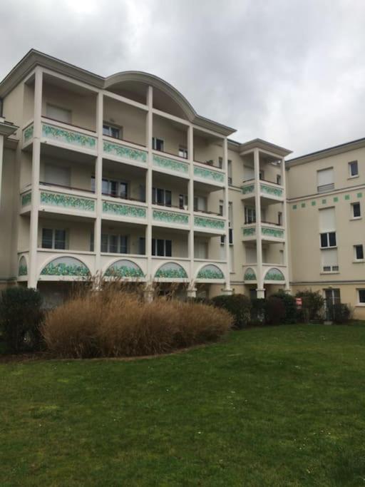 Appart Avec Terrasse Et Parking A 2 Pas De Disney Montévrain Exterior foto